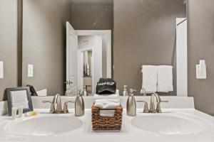 Φωτογραφία από το άλμπουμ του Mins To Annap Luxury Townhome σε Arnold +44 φωτογραφίες