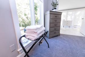 une pièce avec une chaise avec des serviettes dessus dans l'établissement Cozy Cottage With Beach Access, à Annapolis 58 autres photos