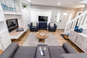 un salon avec un canapé et une cheminée dans l'établissement Cozy Cottage With Beach Access, à Annapolis