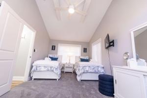 - une chambre mansardée avec 2 lits et un miroir dans l'établissement Cozy Cottage With Beach Access, à Annapolis