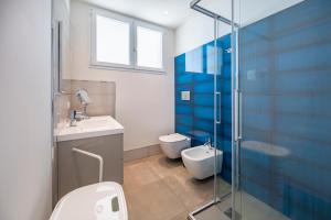 a bathroom with a toilet and a sink and a shower at Villa Plemmirio Sea View and pool in Plemmirio +16 photos