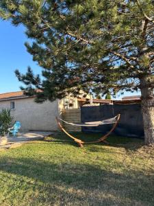 a hammock in a yard next to a tree at Maison avec jardin en Provence in Oraison