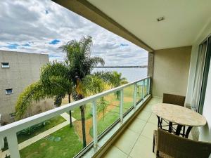En balkon eller terrasse på Brisas do Lago