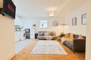 a living room with two couches and a kitchen at Cozy Ground Floor Getaway Stylish & Central 1BR in Canterbury