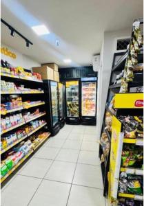 einen Einkaufsgang eines Lebensmittelgeschäfts mit offenen Türen in der Unterkunft Quarto em apartamento compartilhado em Ananindeua in Ananindeua