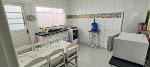 a kitchen with two beds in a room at Casa Beija Flor in São Thomé das Letras