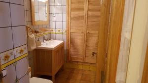 a small bathroom with a sink and a toilet at Apartamento Casa Yaya al lado de Port Aventura in Vila-seca +43 photos