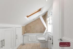 Et badeværelse på Richmond - 2 Bedroom Duplex Flat - With Parking