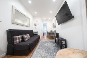 TV a/nebo společenská místnost v ubytování 2BR APT near Mount Sinai & Metropolitan Hospitals