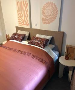 a bedroom with two beds and a side table at Nieuwbouw appartement in groene oase in Boelenslaan