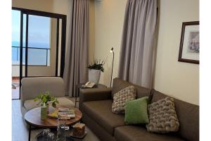 een woonkamer met een bank en een tafel bij Marbella Hotel in Jounieh