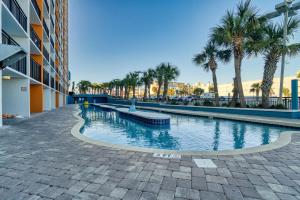une piscine devant un immeuble avec des palmiers dans l'établissement Beautiful 2nd Floor Oceanfront Studio w King Bed! Landmark 229, à Myrtle Beach