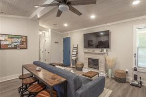 TV a/nebo společenská místnost v ubytování NEW Forgotten Coast Cottage Beach River Town