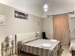 a bedroom with a bed with two towels on it at La Ginestra in Corleone