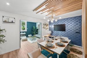 Un comedor y una sala de estar con mesa y sillas. en Appartement Design Porte de Paris avec parking, en Sèvres
