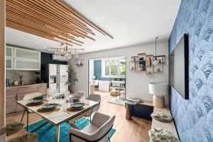 Una cocina y un comedor con mesa y sillas. en Appartement Design Porte de Paris avec parking, en Sèvres