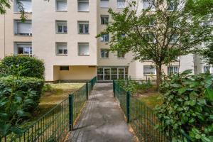 una pasarela frente a un edificio en Appartement Design Porte de Paris avec parking, en Sèvres