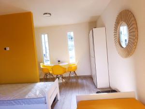 En eller flere senge i et værelse på VA vikendica Dvojka