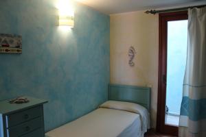 a small bedroom with a bed and a window at Casa Isidora - Splendido Appartamento in Residence in Chia
