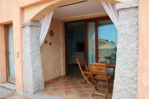 a patio with a table and chairs on a balcony at Casa Isidora - Splendido Appartamento in Residence in Chia