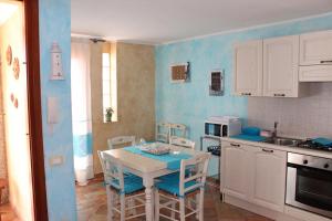 a kitchen with a table and chairs in a kitchen at Casa Isidora - Splendido Appartamento in Residence in Chia