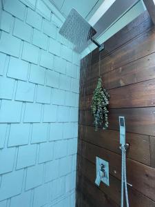 een kamer met een kerstboom aan een muur bij Cozy Beach Bungalow- Happynest in Long Beach +19 foto's