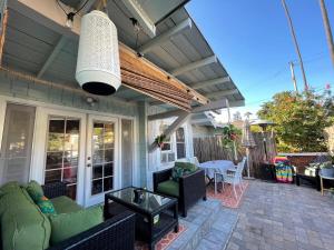 een buitenterras met luifel en meubilair op een huis bij Cozy Beach Bungalow- Happynest in Long Beach