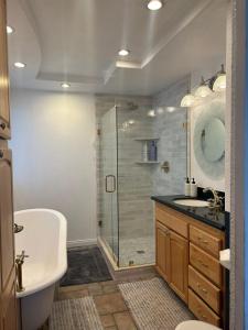 een badkamer met douche, wastafel en toilet bij Cozy Beach Bungalow- Happynest in Long Beach