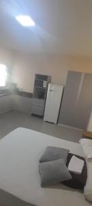 een witte kamer met een bed met 2 kussens bij Hotel Castro Alves in Marília +17 foto's