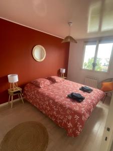 a red bedroom with a bed and a window at L étoile Solange in Grandcamp-Maisy