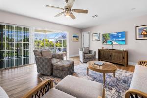 un soggiorno con un divano e un tavolo di Beach Daze Sanibel a Sanibel