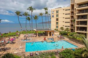 une image d'une piscine dans un complexe hôtelier dans l'établissement Sugar Beach 132 - MCH, à Kihei