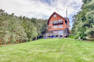 una grande casa in cima a una collina erbosa di Casa Ko, tu refugio a la entrada de la patagonia a Puerto Varas