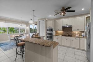 Η κουζίνα ή μικρή κουζίνα στο Sanibel Hideaway