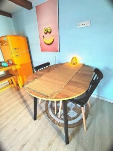 a dining room table with a smiley face on the wall at Haus der Wonne nähe Berzdorfersee -Görlitz in Görlitz +21 photos
