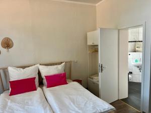 a bedroom with a bed with two red pillows at Zentrale Ferienwohnung in Minden in Minden