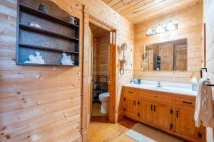 Ένα μπάνιο στο Glorious Sunsets Bryson City Mountain Cabin +70 φωτογραφίες