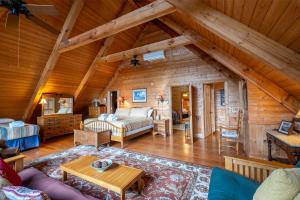 Χώρος καθιστικού στο Glorious Sunsets Bryson City Mountain Cabin