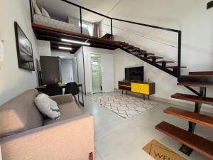 锡诺普Mini Loft Siena的带沙发和楼梯的客厅