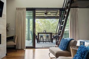 Χώρος καθιστικού στο Charming Lake Getaway with Loft - Pickleball & BBQ