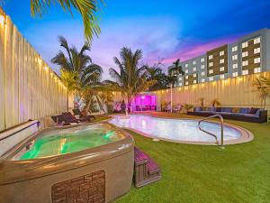 Πισίνα στο ή κοντά στο The Velvet Palm Midtown Pool And Hot Tub