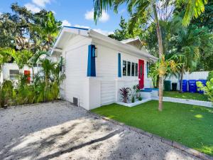 Casa blanca con puerta roja y azul en Bungalow House 6 Br Pool Little Havana, en Miami