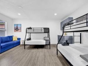 Habitación con 2 literas y sofá azul en Bungalow House 6 Br Pool Little Havana, en Miami 31 fotos más