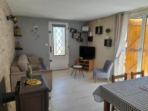 TV a/nebo společenská místnost v ubytování Maison avec jardin