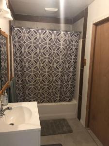 y baño con ducha y lavabo blanco. en LAKE FRONT fishing between Kasilof & Kenai river, en Soldotna