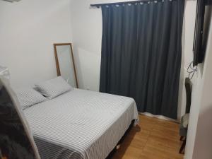 En eller flere senge i et værelse på Quitinete Balneário