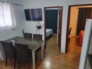 Et tv og/eller underholdning på Quitinete Balneário