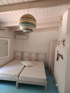 a small room with a bed and a lamp at Κτήμα Εμιαλη in Kalamákion