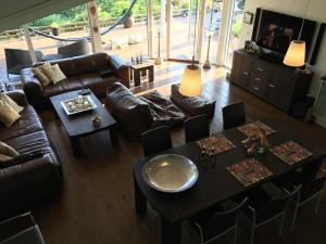 a living room with a couch and a table at Roskabende og idyllisk oase in Ebeltoft
