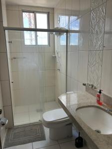 un bagno con doccia, WC e lavandino di Quarto individual ou casal a Belém